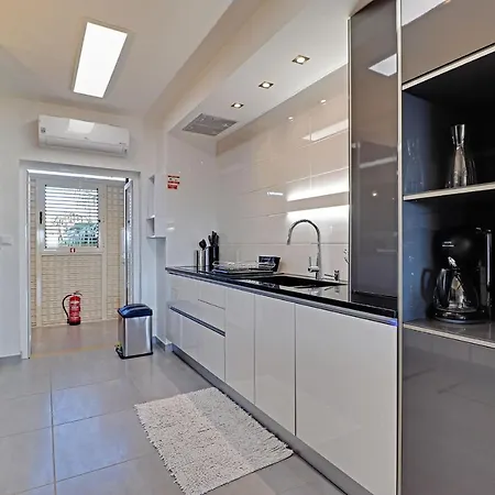 Luxury With Pool By Homing Appartement *